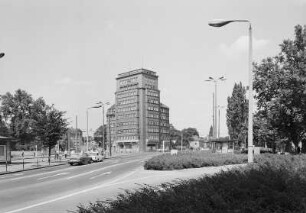 Hochhaus : Ansicht aus der Bautzner Straße mit Hochhaus (Verwaltungsgebäude der Verkehrsbetriebe)