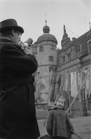 LPG Basedow. Der Fotograf Richard Peter jun. mit einem kleinen Mädchen vor dem Schloß
