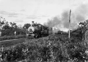 Brennende Lokomotive : Ein Waggon einer Dampflolokomtive hat Feuer gefangen. Die anderen Anhänger sind bereits vorsichtshalber abgekoppelt worden.