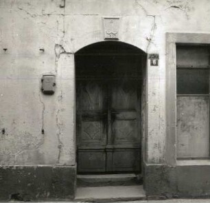 Bad Schandau, Kirchstraße 6. Wohnhaus mit Ladeneinbau (bezeichnet 1822, Ladeneinbau 1851/1900). Portal