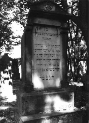 Grabstein 326 (Index: 99629841) Material: Sandstein Zustand: rechte Seite abgebrochen Maße HxBxT: 182x64x21 cm Beschreibung: Stele auf Doppelsockel mit Giebel und Eckakroteren Symbolik: beidseitig Pilaster m. Kapitellen, Blüte im Giebel + Eckakroteren, Fries am Giebel: Grabstein 326