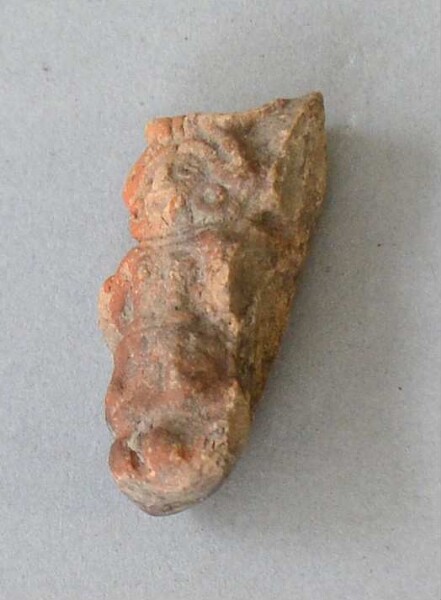 Figurine en argile (fragment de récipient)