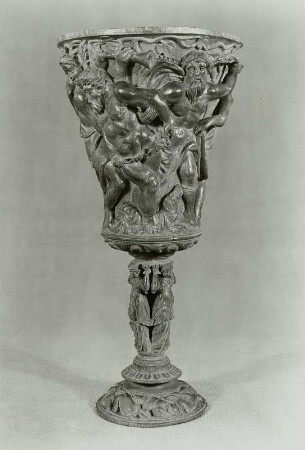 Pokal mit umlaufendem Relief (Bacchantenzug) auf Gefäßkörper