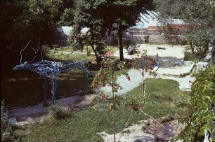 Berlin-Prenzlauer Berg, Oderberger Straße. Hirschhof. Ansicht mit Kinderspielplatz und Drahtskulptur Hirsch