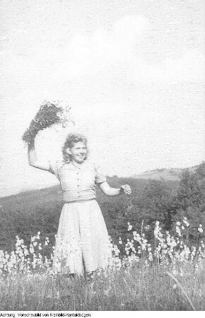 Sommer, Mädchen mit Wollhandgras, mit Kamera und mit Erdbeeren, Skisprungschanze im Sommer