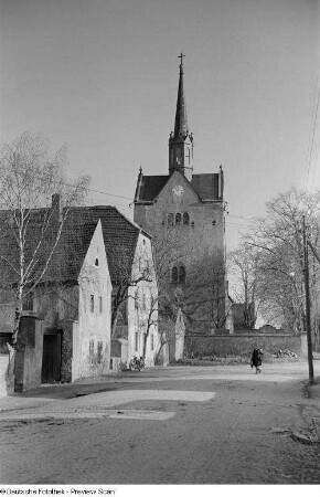 Blick auf eine Dorfkirche