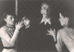 Hamburg. Deutsches Schauspielhaus - Haus Altona. Die Schauspieler Gisela von Collande (1915 - 1960), Ilse Bally (1917-2007) und Arno Assmann (1908 - 1979) während einer Aufführung der "Dreigroschenoper" im Jahre 1946. Sie singen das Eifersuchtsduett.