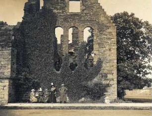 Kirkwall, Orkney-Inseln/ Schottland: Touristen vor Ruine des Bischofspalastes