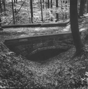 Hohe Brücke : Pirna-Graupa. Hohe Brücke, Sandstein-Bogenbrücke, Bergseite. 1701/1800. 5. Brücke im Zuge des Fahrweges Wünschendorf - Graupa