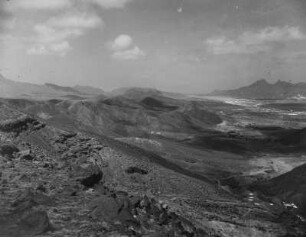 Berglandschaft : Blick auf eine Berglandschaft, im Hintergrund das Meer.