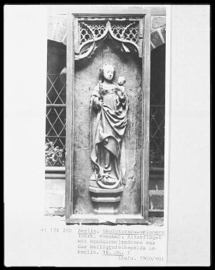 Schnitzaltar aus der Heiliggeistkapelle in Berlin — Altarflügel mit einer Mondsichelmadonna