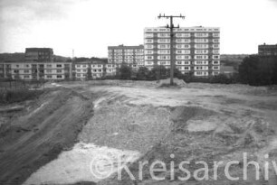 Schanzenbarg: Berufliche Schule des Kreises Stormarn: in Bau: Baustelle, links Rampe von Baugrube: Strommast: hinten Hochhäuser, Wohnblocks