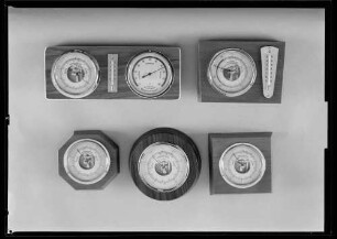 Verschiedene Thermometer und Hygrometer