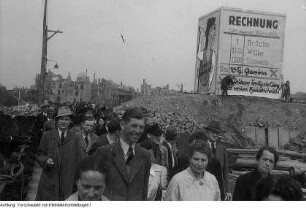 Dresden, Brücke der Einheit (Albertbrücke). Richtfest und Aktivistenauszeichnung. Feier bei "Donaths Neuer Welt", 30. April 1946