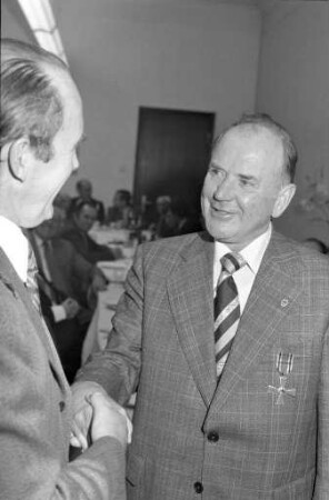 Verleihung des Bundesverdienstkreuzes an den ehemaligen Geschäftsführer des Post-Spar- und Darlehensvereins Adolf Pecher