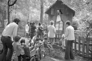 Besuch im Märchenwald bei Rappenwört durch die spastisch gelähmten Kinder der Tagesstätte für körperbehinderte Kinder und Jugendliche in der Pfannkuchstraße 3