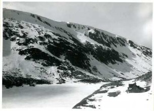 Riesengebirge (poln.: Karkonosze), Teichbaude an der Ostseite des Kleinen Teiches, umgebende Felswände bis zu 175 m hoch
