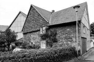 Wohn-Wirtschaftsgebäude (Wohn- und Wirtschaftsgebäude, Fachwerk und Bruchstein); Vöhl, Schulberg 14