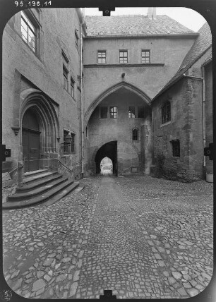 Rochlitz. Schloß (12.-14. Jh.). Querhaus mit Kapelle über den Schloßhof