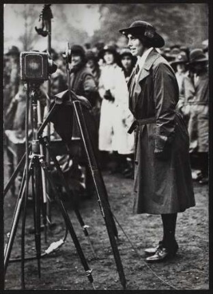 Lady Baden-Powell am Mikrophon : das Freudenfest der englischen Pfadfinderinnen