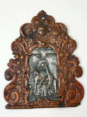 Vesperbild (Pietà) in Ornamentrahmen