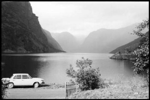 Flåm: Aurlandfjord, Fjord von Pensjonat Heimly aus, mit BMW