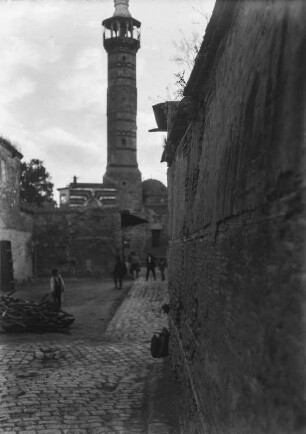 Straße mit Minarett : Blick in eine Straße mit Moschee und Minarett