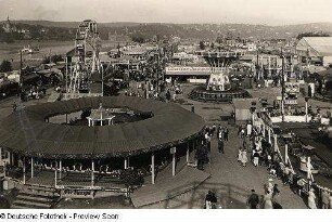Dresdner Vogelwiese am Elbufer : Dresden-Johannstadt. Vogelwiese am Elbufer. Karussell, Verkaufsstände, Riesenrad, Kettenkarussell und Luftschaukel. Blick über die Elbe gegen Elbhang und Wasserwerk Saloppe