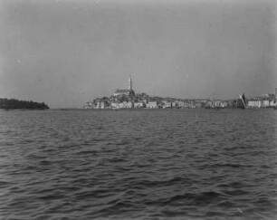 Rovinj : Blick vom Wasser auf die kroatische Stadt Rovinj, auf der Halbinsel Istrien gelegen.