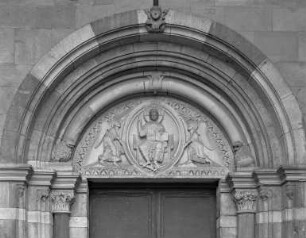 Marktportal: Christus als Weltenrichter in der Von Engeln getragenen Mandorla