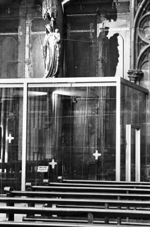Freiburg: Madonna am Münsterportal, innen, auf Glaskasten