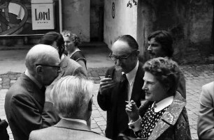 24 Tagung 1974 Chemiker: Zigarettenpause: Grhard Herzberg von hinten, Robert S. Mulliken im Profil, Edwin M. Mc Millan, Frau Mc Millan