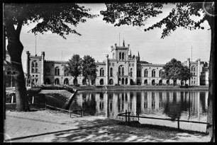 Schwerin. Blick über den Pfaffenteich zum Arsenalgebäude