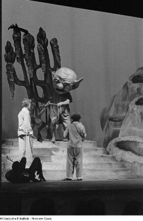 Szene des Theaterstücks "Peterchens Mondfahrt" im Theater der Jungen Welt