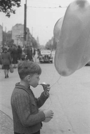 Berlin. Kind mit Luftballons. Straßenszene