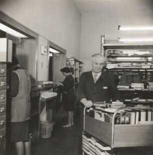 Berlin. Deutsche Staatsbibliothek. Innenansicht. Bücherausgabe