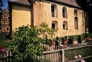 Dorfkirche und Teil des Friedhofes