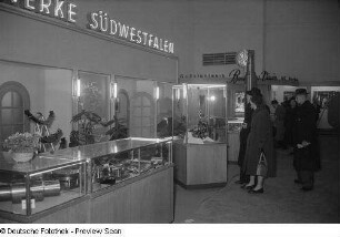 Besucher am Messestand der Stahlwerke Südwestfalen