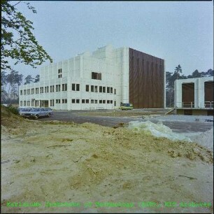 Außenansicht der Technikumshalle zur Komponentenerprobung (TEKO) für das Projekt Wiederaufarbeitung und Abfallbehandlung (PWA), von Südosten