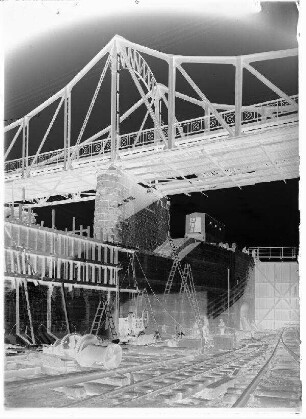 Staustufe Himmelstadt. Baumaßnahmen in der Nähe der Mainbrücke von Himmelstadt.