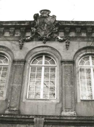 Dresden-Übigau, Rethelstraße 47. Schloß Übigau (1724-1725; Eosander v. Göthe). Straßenfront, Fenster (1. Obergeschoß) und Wappenkartusche