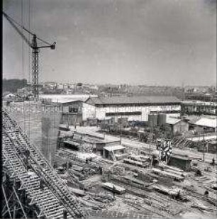 Baustelle zur Errichtung eines Großbunkers für deutsche U-Boote im Hafen von Lorient an der französischen Atlantikküste