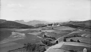 Sächsische Schweiz. Endlerkuppe (328 m) mit Jugenderholungsheim (1928; K. Bärbig) Ottendorf. Blick gegen Hausberg, Schrammsteine, Hohe Liebe und Lilienstein. Luftbild-Schrägaufnahme
