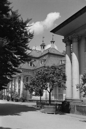Dresden-Pillnitz. Schloß. Bergpalais (1720-1725, Erweiterung 1788-1791; M. D. Pöppelmann, J. D. Schade). Ansicht vom Lustgarten