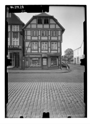 Grabow, Karl-Marx-Straße (Große Straße) 21. Wohnhaus mit Laden. Straßenfront
