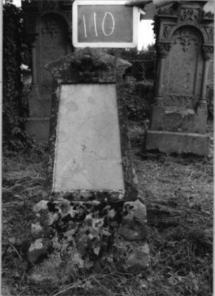 Grabstein 110 (Index: 100081347) Zustand: noch stehend Maße HxBxT: 93x39x18 cm: Grabstein 110
