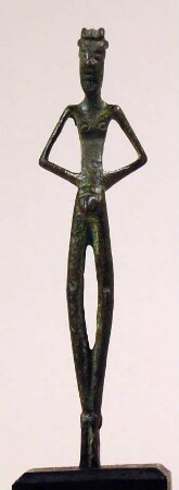 Nackte, spindeldürre Figur eines Mannes mit Hörnern. Priapus ?
