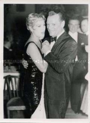 Hildegard Knef und Eddie Constantine beim Tanz