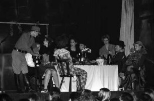 Kleines Theater: Hamburger Straße: Theatergruppe "Blaue Wolke": Aufführung des Dramas "Ghetto" von Joshua Sobol: Bühne, Szenenbild mit Darstellern um Tisch: unten Zuschauer: 8. Februar 1998