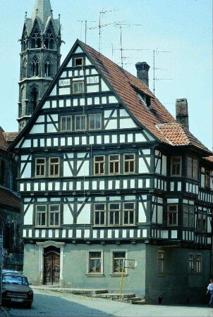 Papiermühle mit Fachwerkgiebel, Erker an der Traufseite; dahinter Turm der Liebfrauenkirche